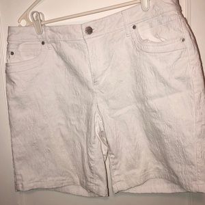 White Vera Wang Bermuda shorts. Size 10.